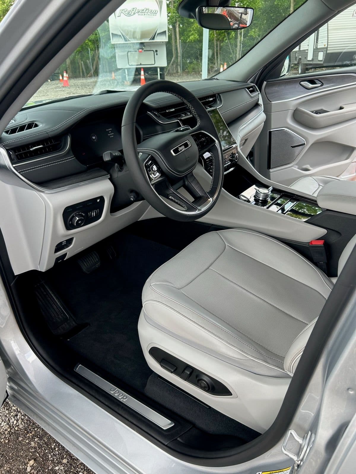 Jeep Grand Cherokee Shines Post Detail